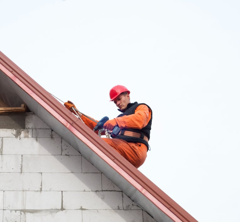 Montaje de panel sandwich en tejado de chalets