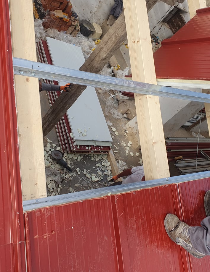 Instalación de paneles sandwich sobre estructura de madera en Madrid